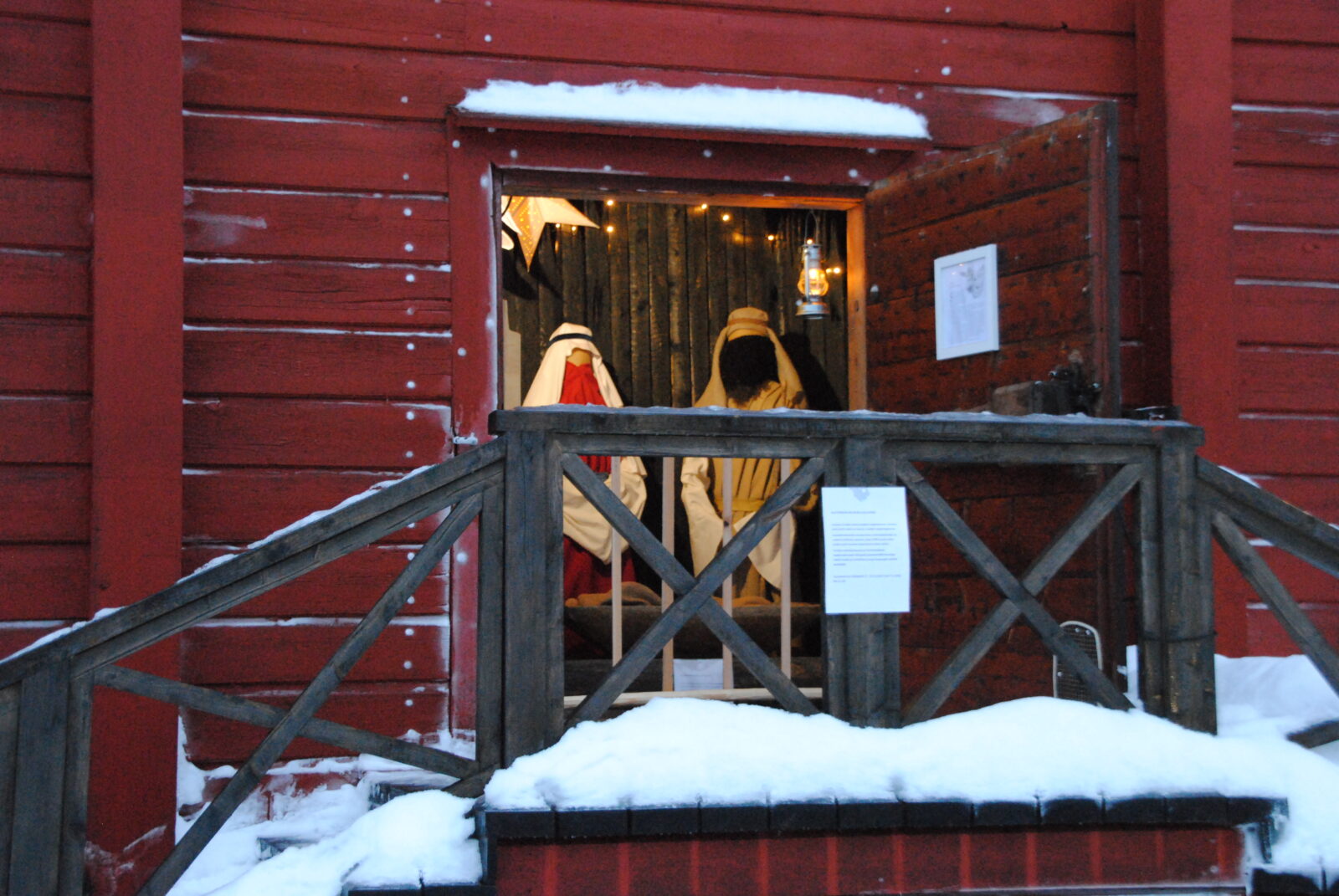 Vuosittaisen jouluseimen rakentaminen on käynnissä Alatornion pitäjänmuseolla