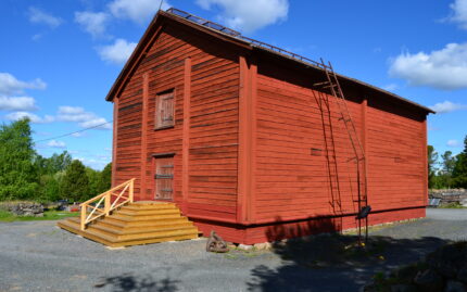 Kuvassa on Alatornion pitäjämuseon rakennus, entinen Alatornion pitäjän viljamakasiini. Rakennus on kaksikerroksinen punamullattu hirsirakennus. 