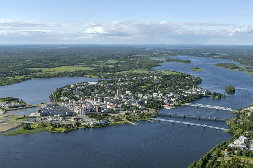 Joen keskellä saari, jolla kaupunki ilmasta kuvattuna.