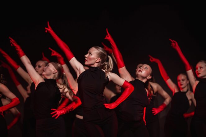 Showtanssi aikuisille, edistyneen tason esiintyvä ryhmä maanantaisin klo. 18.30-19.30