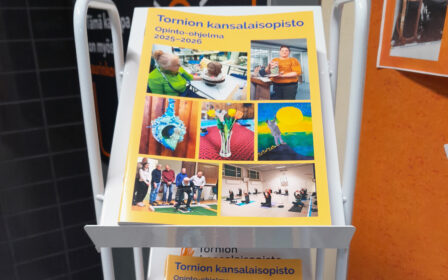 Värikäs lehti pinossa valkoisessa telineessä.