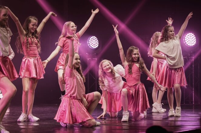 STAGE Spin, Showtanssi 9-11-vuotiaille Maanantaisin klo. 18.25-19.25