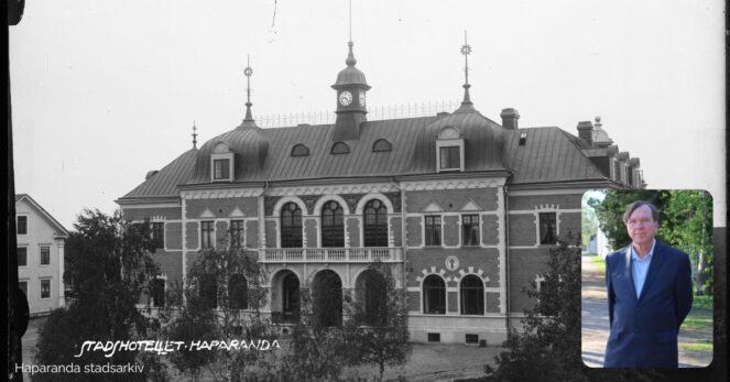 Kuvassa Haaparannan kaupunginhotelli. Rakennus on arvokkaan ja vanhan näköinen noudatellen 1900-luvun arkkitehtuuria. Edustalla tori, jonka reunamilla kasvaa muutamia puita.